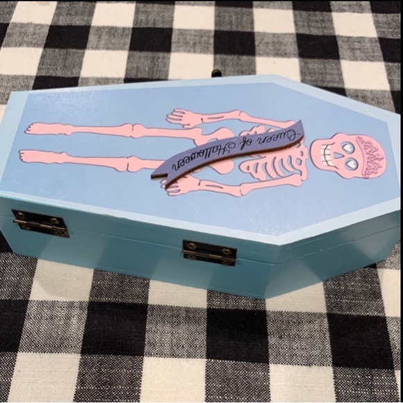 Queen of Halloween Sweet & Spooky Tabletop Coffin - Picture 4 of 8